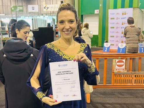 La concejala de Mayores del Ayuntamiento de Torrejón de Ardoz, Ana Verónica González, posando con su título