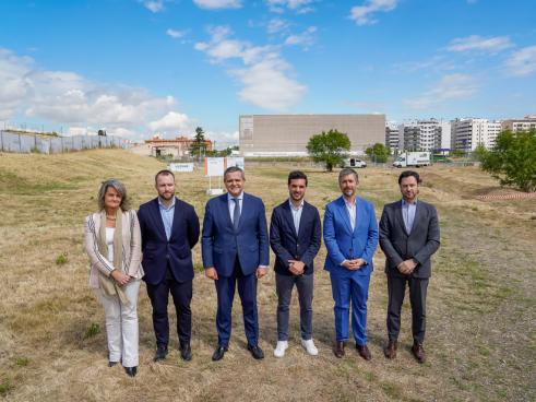 El alcalde, Alejandro Navarro Prieto, ha visitado junto al consejero de Presidencia, Justicia y Administración Local de la Comunidad de Madrid, Miguel Ángel García Martín, el consejero de Vivienda, Transportes e Infraestructuras, Jorge Rodrigo, el consejero delegado de Planifica Madrid, Pedro Corbalán, y la directora general de Vivienda y Rehabilitación, Mª José Piciio Marchetti, en la parcela donde se edificarán los inmuebles 