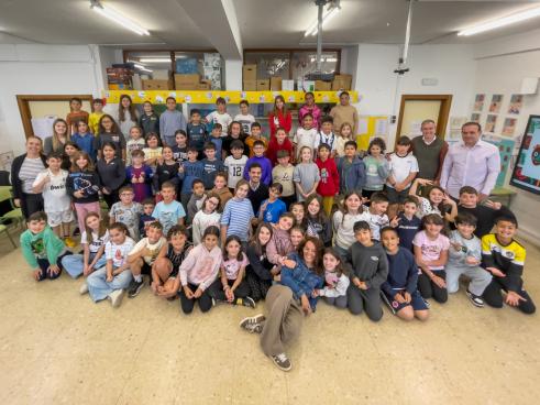 El alcalde, Alejandro Navarro Prieto, y el concejal de Bienestar, Educación e Inmigración, Rubén Martínez, con los alumnos participantes en el proyecto