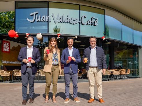 El alcalde, Alejandro Navarro Prieto, visitando Juan Valdez Café, junto a su CEO, Virginia Donado; y el director internacional de Grupo Trinity, Ignacio Gonzalez y uno de sus trabajadores 
