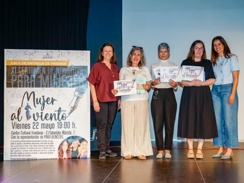 La concejala de Igualdad y Festejos, María Eugenia Gil, junto con Margarita García Pacios, de la editorial Maluma con la ganadora, María Codoñer y las finalistas, Eloisa Osta y Paloma Lumbreras