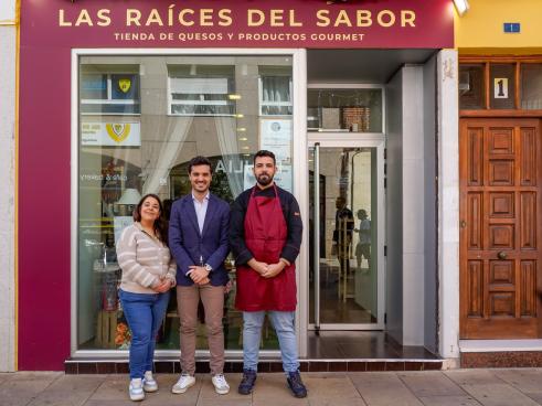 El alcalde, Alejandro Navarro Prieto, visitando “Las Raíces del Sabor”, junto a sus gerentes,  Irene Morales Caño y Darío Jesús Morales Caño