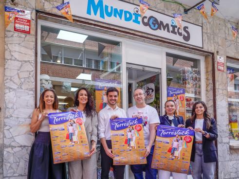 El alcalde, Alejandro Navarro Prieto, presentando “Torrestock: Feria de oportunidades”, en Mundicomics, junto a su propietario, José Campos; Carolina Santana, de UNICEM; Vanesa Calvo del Saz, de la Asociación Zona Centro y Tania Hernández y Anabel Sánchez, de EMMU  