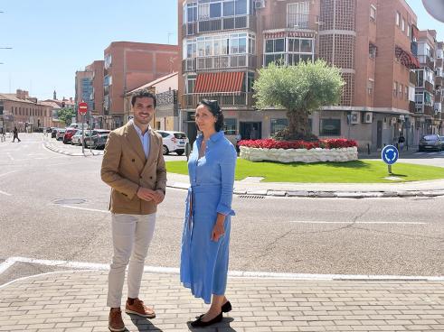 El alcalde, Alejandro Navarro Prieto, y la concejala de Medio Ambiente, Esperanza Fernández de Mesa, en la rotonda situada en la confluencia de las calles Manuel Sandoval con Puerto de Navacerrada