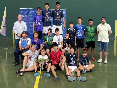 Premiados del Open Nacional de Torrejón de Ardoz de frontenis, junto al concejal de Cultura, José Antonio Moreno (izquierda), y el presidente de la Federación Madrileña de Pelota, Alejandro Martín Ramos (derecha)