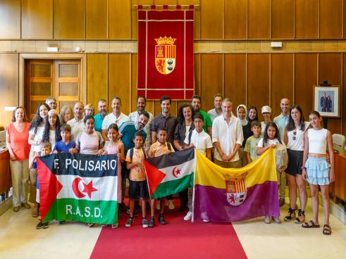 El Salón de Plenos del Ayuntamiento fue el lugar elegido para la recepción a los niños saharauis del programa “Vacaciones en Paz” y a las familias que les acogen