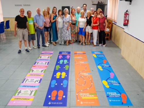El alcalde, Alejandro Navarro Prieto, y la concejala de Mayores, Ana Verónica González, junto a algunos usuarios en el Centro de Mayores de la calle Madrid