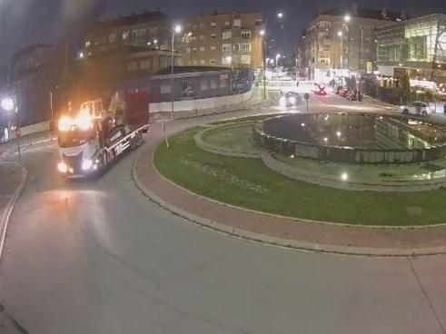 El sistema de videovigilancia de tráfico de la ciudad permitió comprobar que la retroexcavadora había sido transportada sobre un camión góndola, pudiéndose identificar la matrícula del vehículo