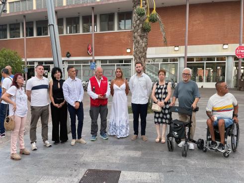 El primer teniente de alcalde del Ayuntamiento, Víctor Miranda, otros concejales de la Corporación municipal, Conrado Giménez, presidente de Fundación Madrina que está canalizando la ayuda hacia el país americano, Sandra Soto, empresaria hostelera de la ciudad y otros componentes de la comunidad colombiana residentes en Torrejón