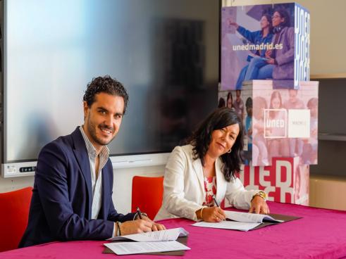 En la imagen, el alcalde, Alejandro Navarro Prieto; y la directora del Centro Asociado UNED Madrid y del Campus de Madrid, Yolanda Agudo; firmando el convenio de colaboración