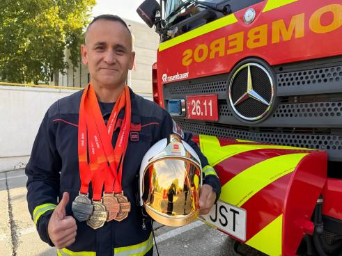 Francisco José Montes, bombero de Torrejón de Ardoz con las cuatro medallas que ha logrado en los Juegos Europeos de Policías y Bomberos