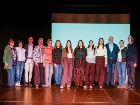 El alcalde, Alejandro Navarro Prieto; el concejal de Cultura, José Antonio Moreno; la directora del centro, Cristina Biescas, la nueva jefa de estudios, Cristina González Pérez y otros representantes del profesorado, en la inauguración del nuevo curso de la Escuela Municipal de Adultos