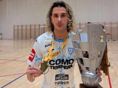 Daniel Fernández con el trofeo de campeón de Supercopa de Croacia de fútbol sala