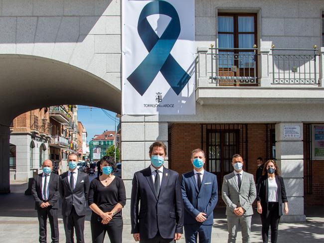 El Ayuntamiento de Torrejón de Ardoz luce un gran crespón negro en su fachada como muestra de solidaridad hacia las victimas del coronavirus