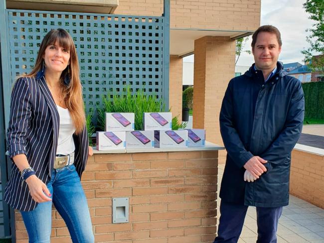 Un total de 77 menores procedentes de familias vulnerables y con víctimas de violencia de género reciben tablets para continuar su intervención socioeducativa y la docencia a distancia