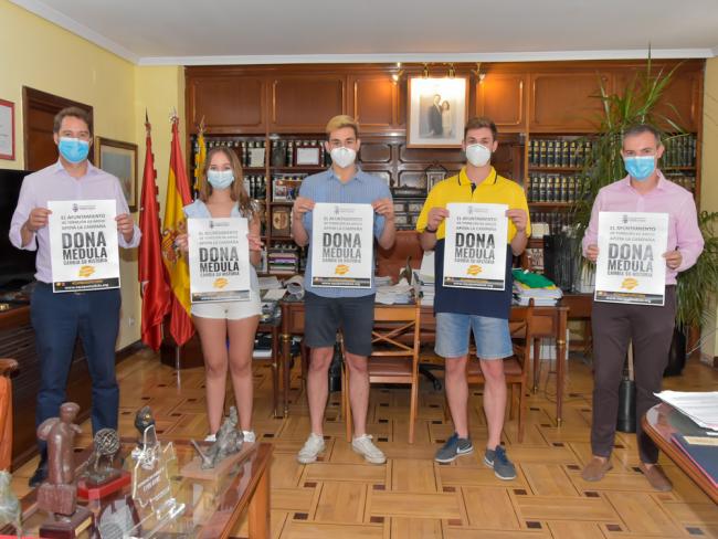 El alcalde, Ignacio Vázquez, recibe al torrejonero David Otero