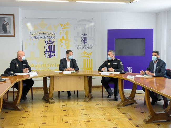 El alcalde, Ignacio Vázquez, se reúne con los comisarios de Policía Nacional y Policía Local
