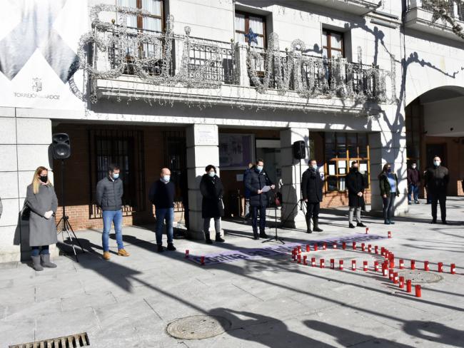 Torrejón de Ardoz ha guardado hoy lunes 18 de enero un minuto de silencio como homenaje a las víctimas de la violencia de género, una lacra mundial que en el pasado 2020 se cobró la vida de 45 mujeres 