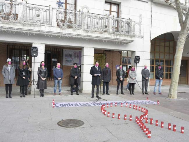 Torrejón de Ardoz guarda un minuto de silencio para condenar de forma enérgica y mostrar su repulsa por el asesinato de una mujer cometido por su pareja