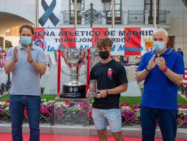 Los torrejoneros se fotografiaron en la Plaza Mayor con la copa de la Liga 2020/2021 ganada por el Atlético de Madrid 