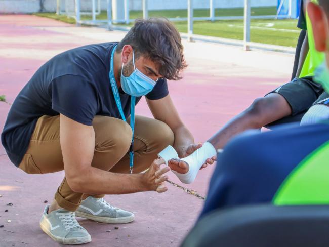 El Servicio de Fisioterapia del Hospital Universitario de Torrejón de Ardoz forma en vendajes funcionales al equipo alevín de la AD Juventud Torrejón