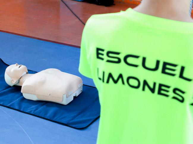 El Hospital Universitario de Torrejón de Ardoz enseña reanimación cardiopulmonar al equipo alevín de fútbol sala de la Escuela Limones 5 