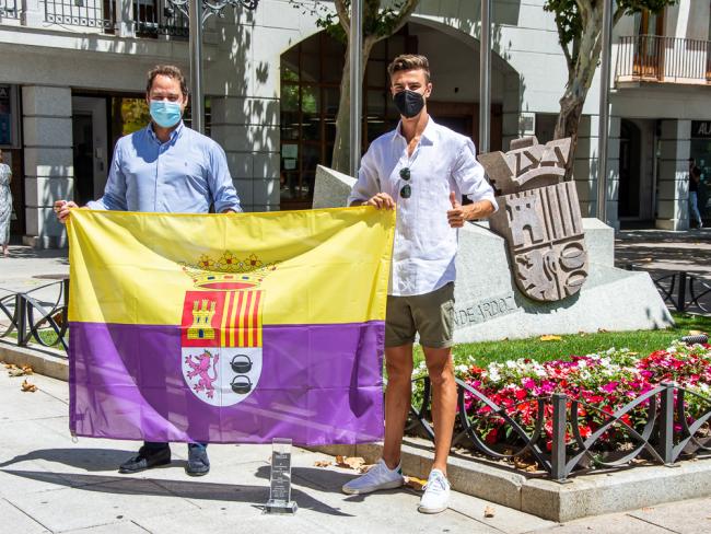 El alcalde de Torrejón de Ardoz, Ignacio Vázquez, recibe al atleta, Pablo Sánchez-Valladares, único torrejonero que estará en los Juegos Olímpicos de Tokio 2020 