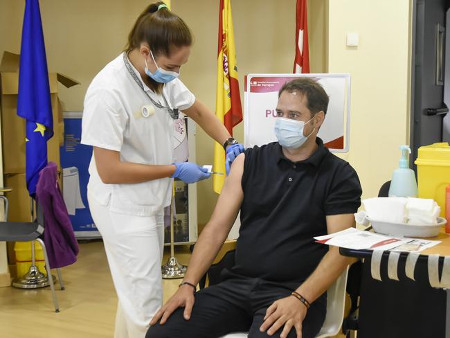 El alcalde de Torrejón de Ardoz, Ignacio Vázquez, se vacuna contra la Covid-19
