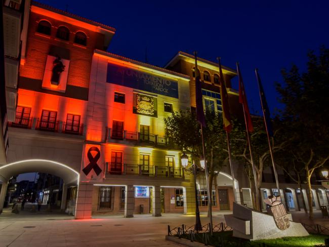 Torrejón de Ardoz se sumó al Día Mundial de la Polio iluminando de rojo y amarillo la fachada del Ayuntamiento