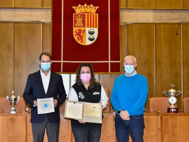 El alcalde, Ignacio Vázquez, recibió a la torrejonera Jennifer López por su gran trayectoria en petanca en la que ha logrado numerosos éxitos