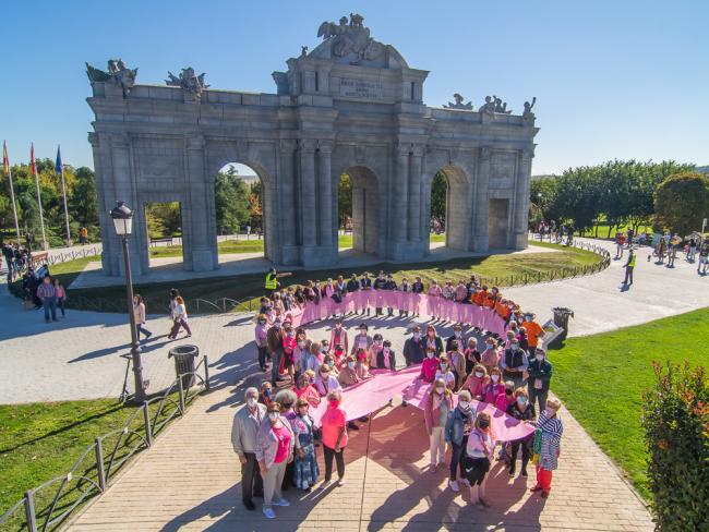 Torrejón de Ardoz se sumó a la conmemoración del Día Mundial contra el Cáncer de Mama con un gran lazo humano rosa en el Parque Europa 