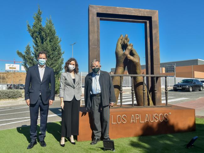 La presidenta de la Comunidad de Madrid, Isabel Díaz Ayuso, visitó el conjunto escultórico “Los Aplausos” en homenaje a los profesionales de los servicios esenciales y voluntarios por su esfuerzo y dedicación durante la pandemia de la COVID-19