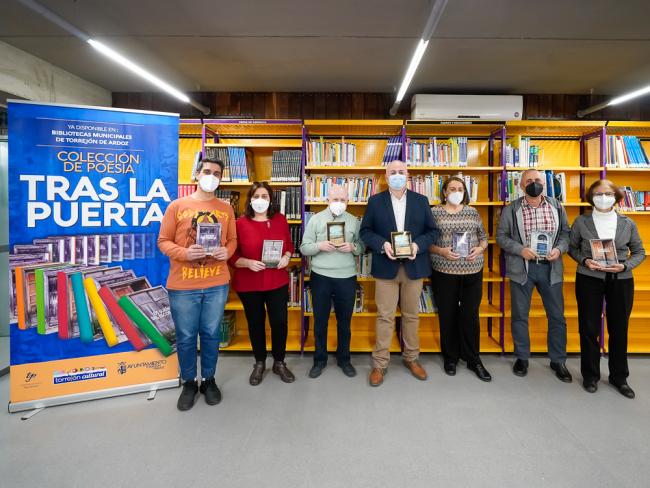 El Ayuntamiento de Torrejón de Ardoz patrocina la colección de poemarios “Tras La Puerta” para que los poetas locales cuenten con un escaparate para su obra