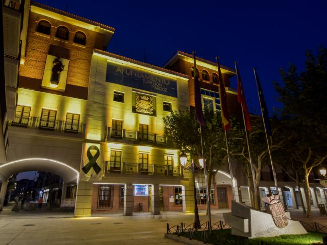 La fachada del Ayuntamiento de Torrejón de Ardoz se iluminó ayer de dorado con motivo del “Día Internacional contra el Cáncer Infantil”  