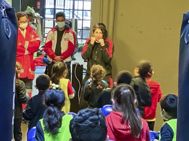 La campeona del mundo de boxeo y concejala de Mujer del Ayuntamiento de Torrejón de Ardoz, Miriam Gutiérrez, acudió a Sabadell y Alicante para participar en unas charlas sobre valores a niños en riesgo de exclusión social