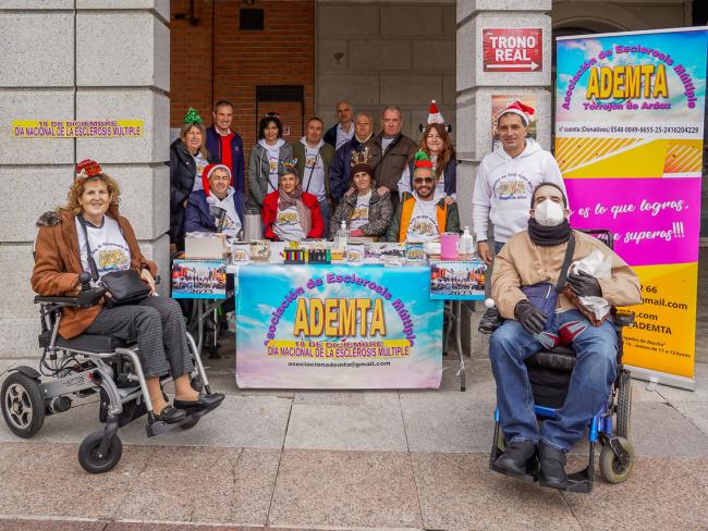 La Asociación de Esclerosis Múltiple de Torrejón de Ardoz (ADEMTA) instaló una mesa informativa en la Plaza Mayor con motivo del día mundial de esta enfermedad