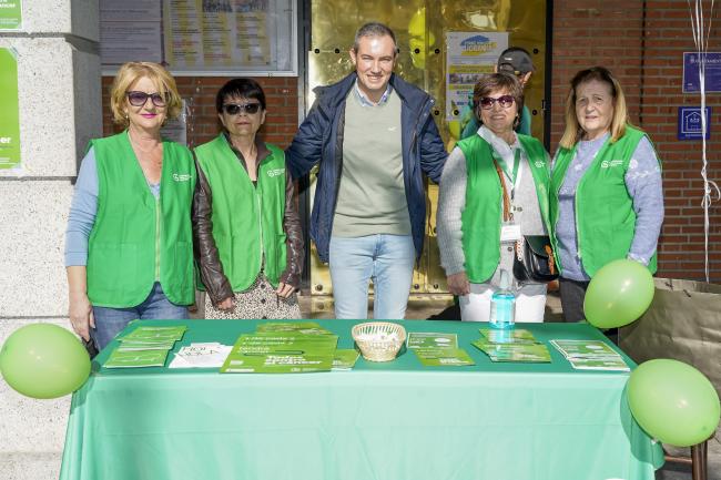 La Asociación Española Contra el Cáncer de Torrejón de Ardoz instaló una mesa informativa en la Plaza Mayor con motivo del Día Mundial contra el Cáncer