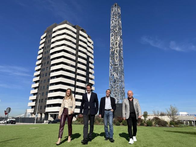 Torrejón de Ardoz luce el nuevo conjunto escultórico “Obelisco”, de Javier Rego, un símbolo que da la bienvenida a la ciudad por uno de los accesos principales 