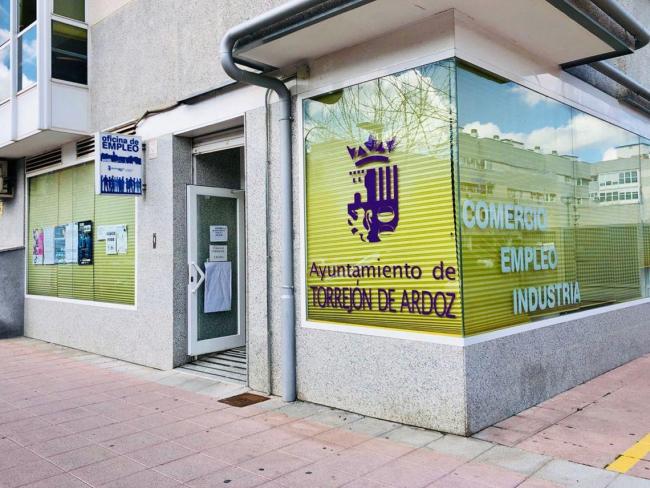 El Ayuntamiento de Torrejón de Ardoz lanza de nuevo la campaña de apoyo al comercio tradicional entregando bolsas de compra reutilizables para sus clientes