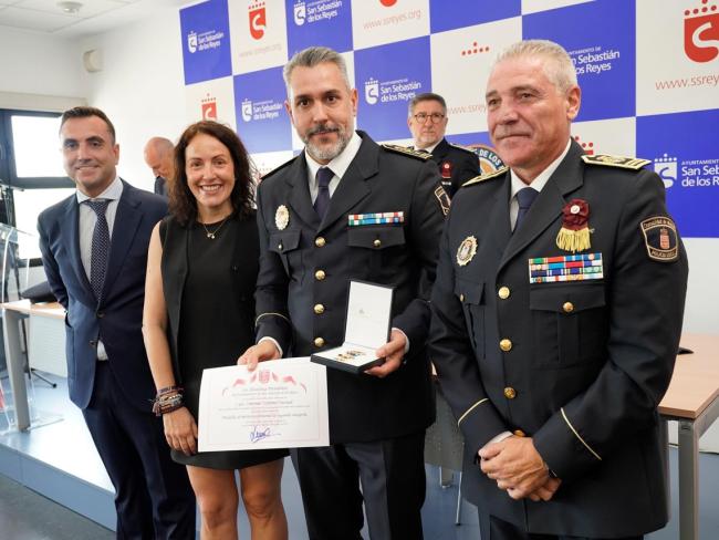 El comisario principal de la Policía Local de Torrejón de Ardoz, Luis Antonio Moreno, recibe la medalla al Mérito Profesional