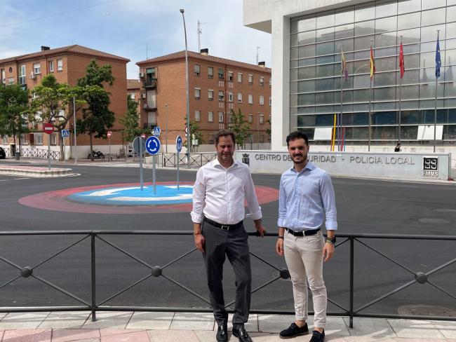 El alcalde, Ignacio Vázquez, y el teniente de alcalde, Alejandro Navarro, visitando la nueva rotonda de la avenida Virgen de Loreto cruce con calle Virgen de la Paz