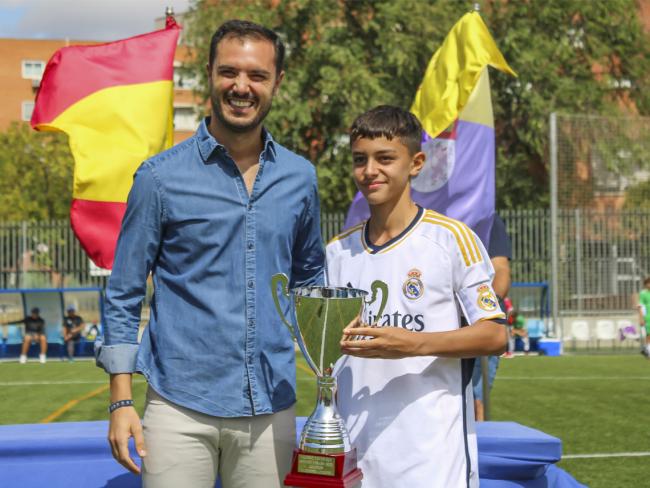 El alcalde, Alejandro Navarro, entregando el trofeo a los ganadores de la categoría cadete, Real Madrid