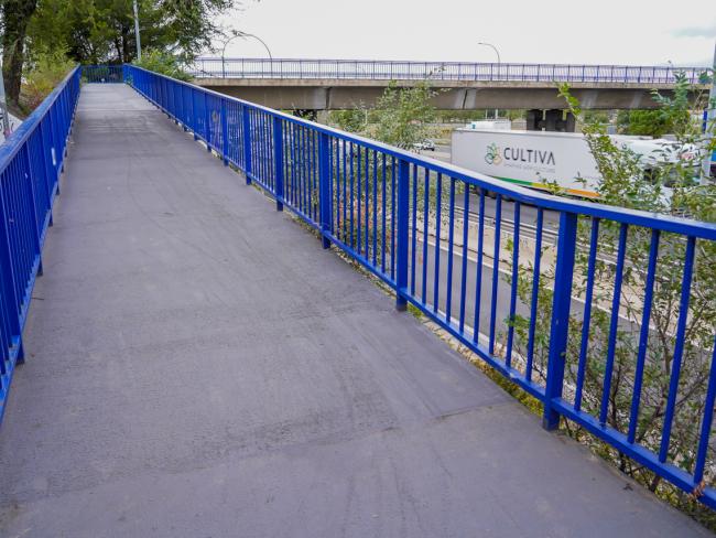 Reparado el pavimento de la pasarela peatonal ubicada sobre la A2 que une el caso urbano de la ciudad con el centro comercial Parque Corredor