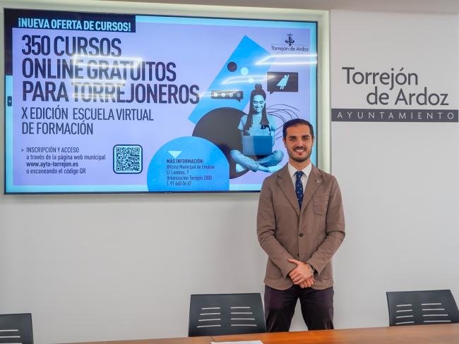 El alcalde de Torrejón, Alejandro Navarro Prieto, presenta la décima edición de la Escuela Virtual de Formación 