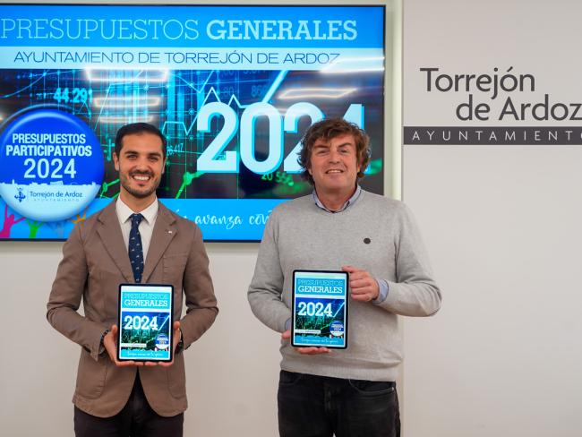 El alcalde, Alejandro Navarro Prieto, junto al concejal de Hacienda y Patrimonio, Marcos López