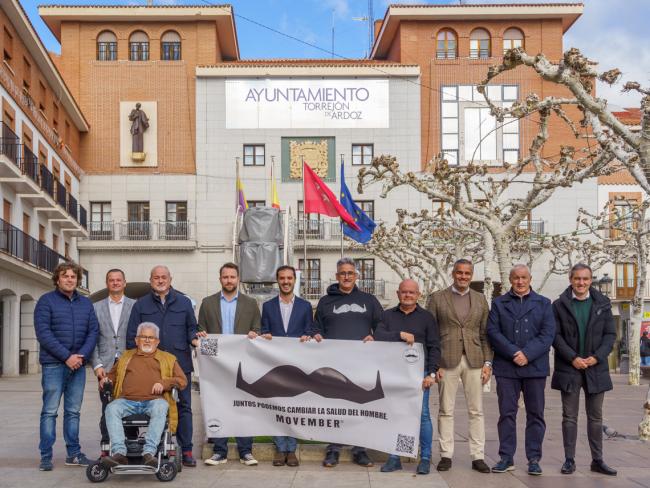 El alcalde, Alejandro Navarro Prieto, y concejales del Gobierno local, posando para apoyar el movimiento Movember