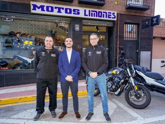 El alcalde, Alejandro Navarro Prieto, visitando “Motos Limones”, junto a sus gerentes, Raúl y Fernando Limones