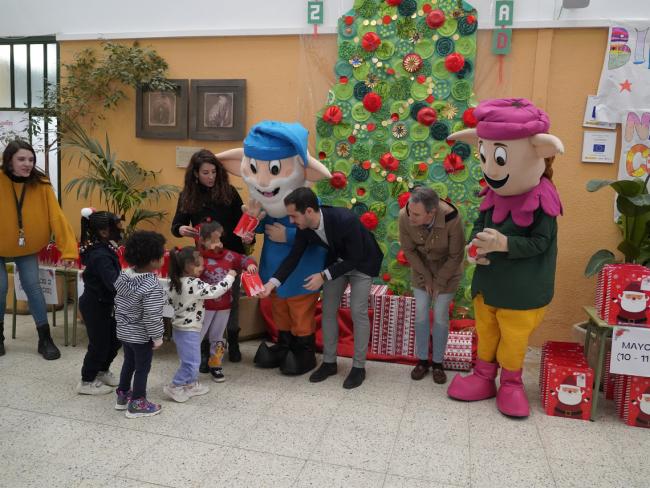 El alcalde, Alejandro Navarro Prieto, y los Guachis visitan con regalos el programa de comedor escolar gratuito para menores de familias vulnerables puesto en marcha, un año más, durante el periodo de Navidad con un total de 116 participantes
