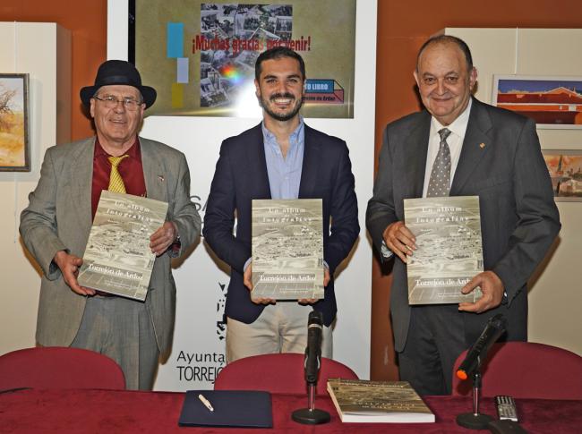 El alcalde de Torrejón de Ardoz, Alejandro Navarro Prieto, junto a los autores del libro, Enrique Sánchez Ferrera y José Antonio Gutiérrez de Mesa 