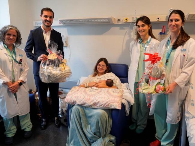 El alcalde visitando a Piero Bosetti Gómez, primer niño nacido en el Hospital Universitario de Torrejón de Ardoz en 2024